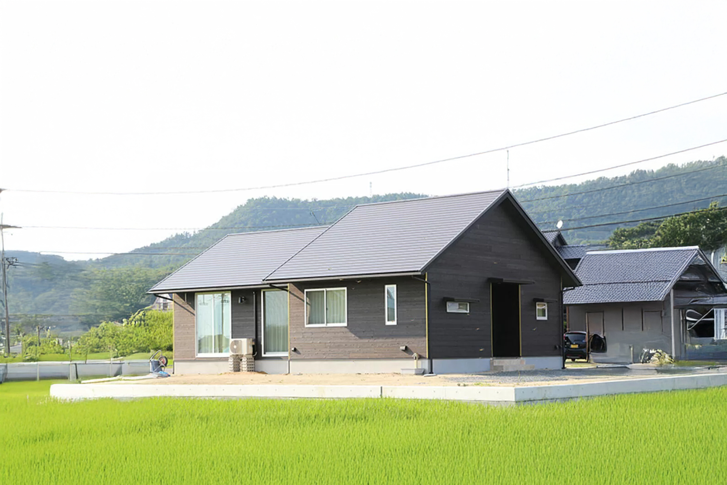 田園の緑に溶け込むセンスあふれる平屋な暮らし