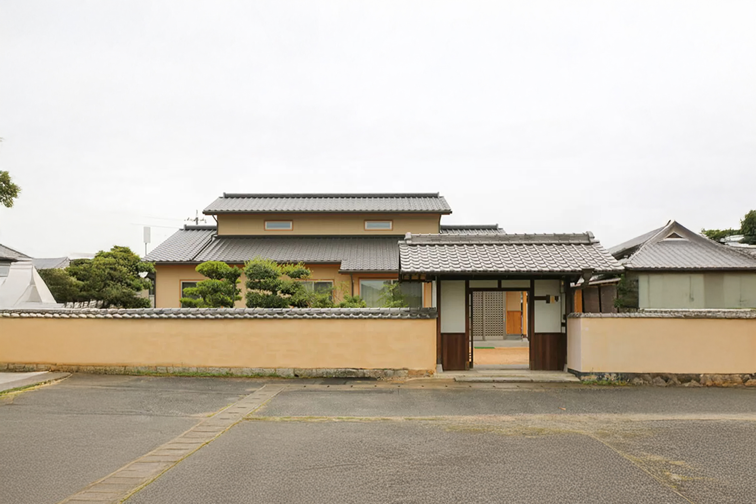 時代を住み継ぐ越屋根の平屋