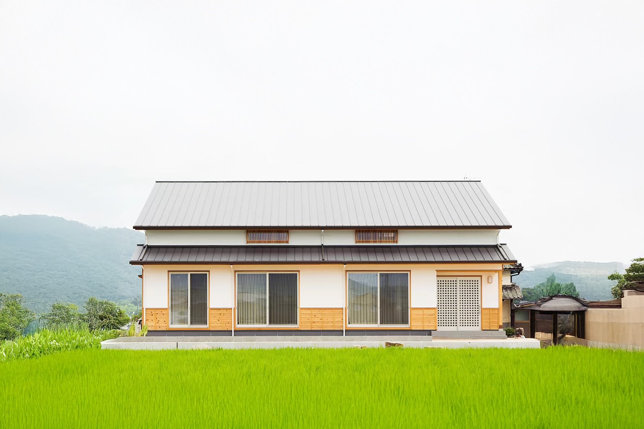 平屋仕立ての暮らし、本焼きの映える佇まい