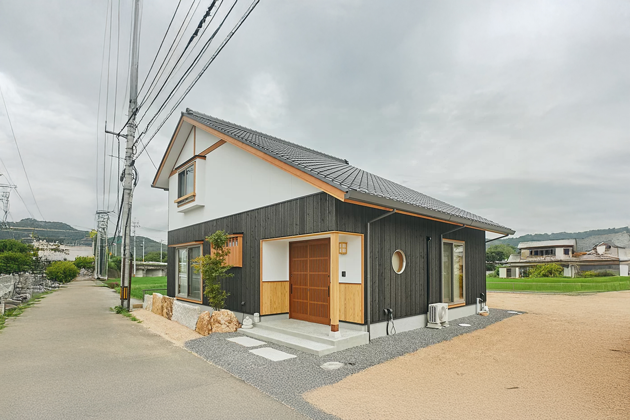 万成石がお出迎え、平屋仕立ての二階建て