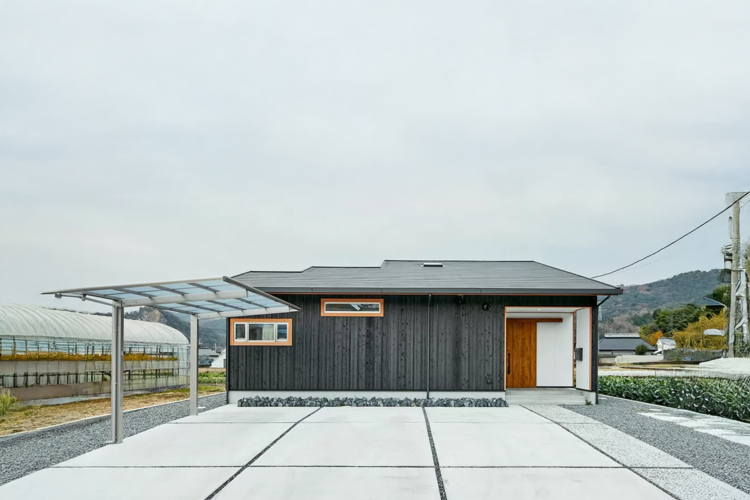 里山の景色に溶け込む平屋の住まい