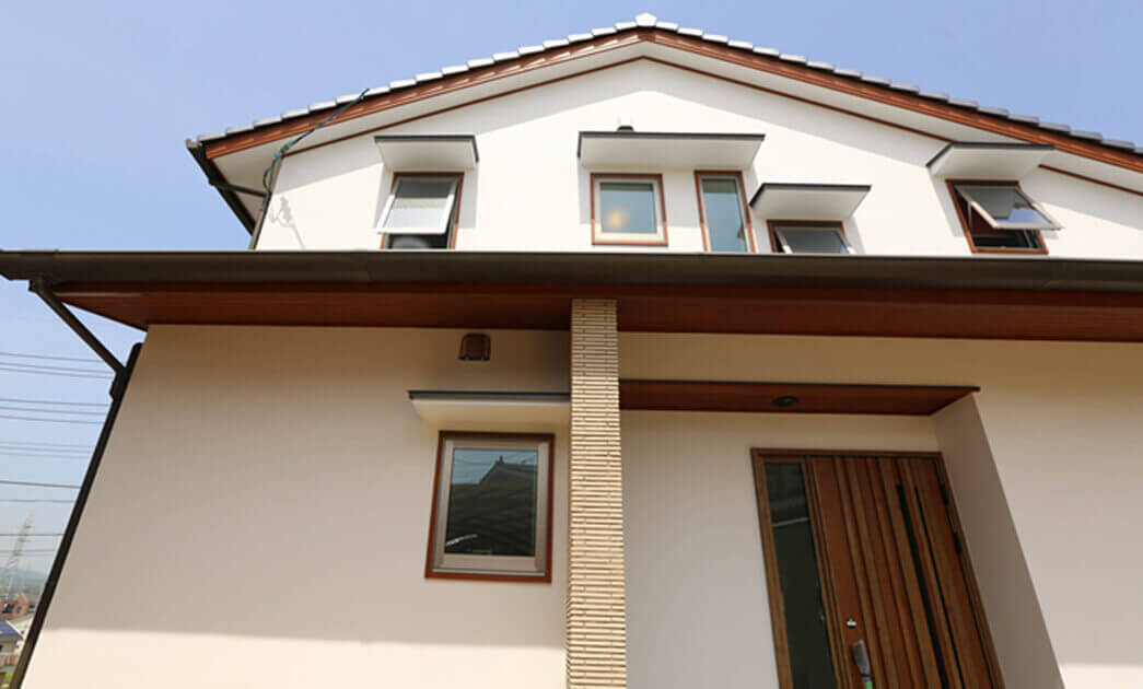 漆喰の白い外壁と凛としたモダン空間