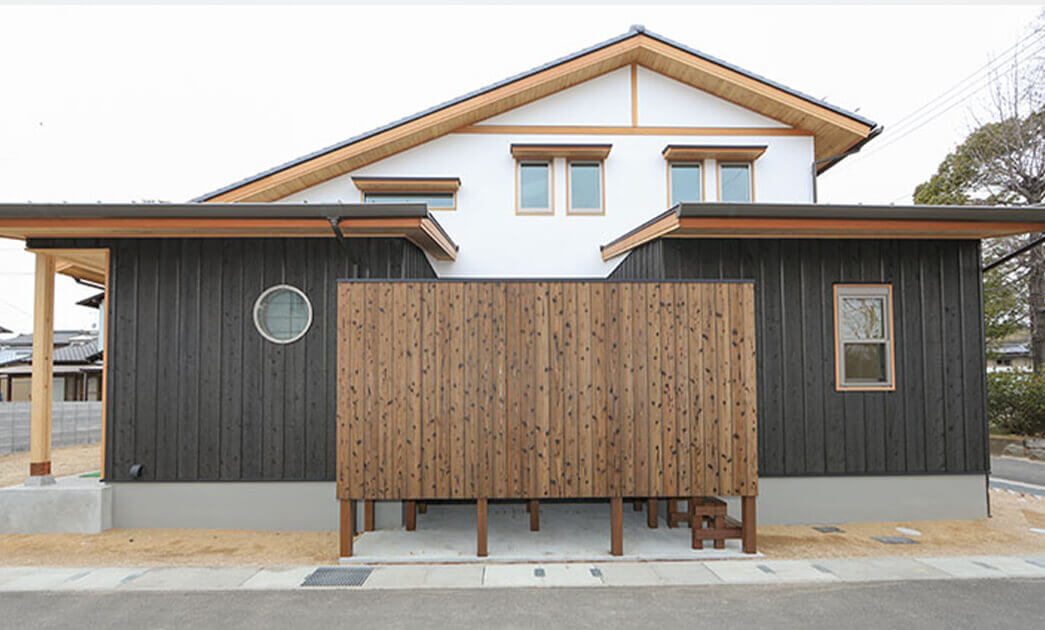 平屋な2階建て、本焼きと漆喰の和