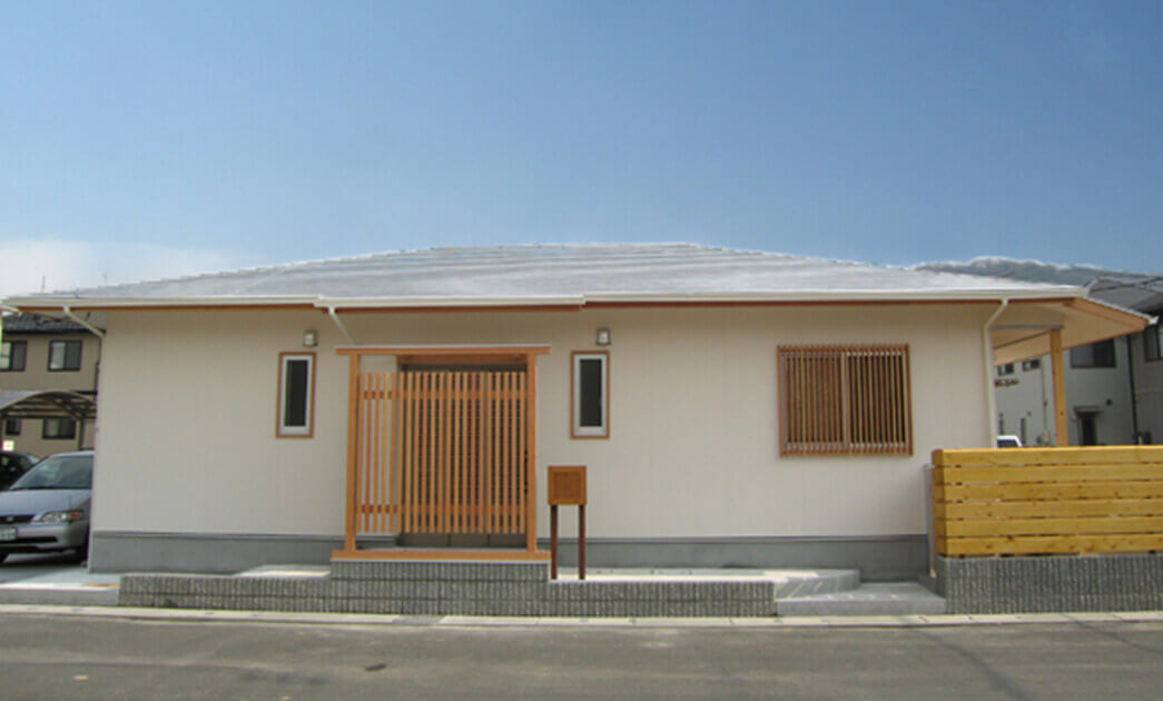白く明るい平屋