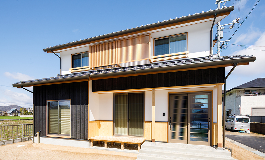 出格子のある本焼き杉の家