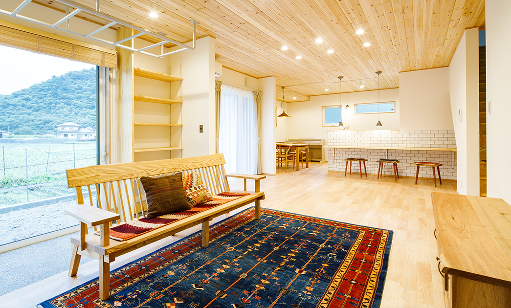 大屋根の映える本焼杉の平屋ベースの暮らし〜アスレチックなワクワク