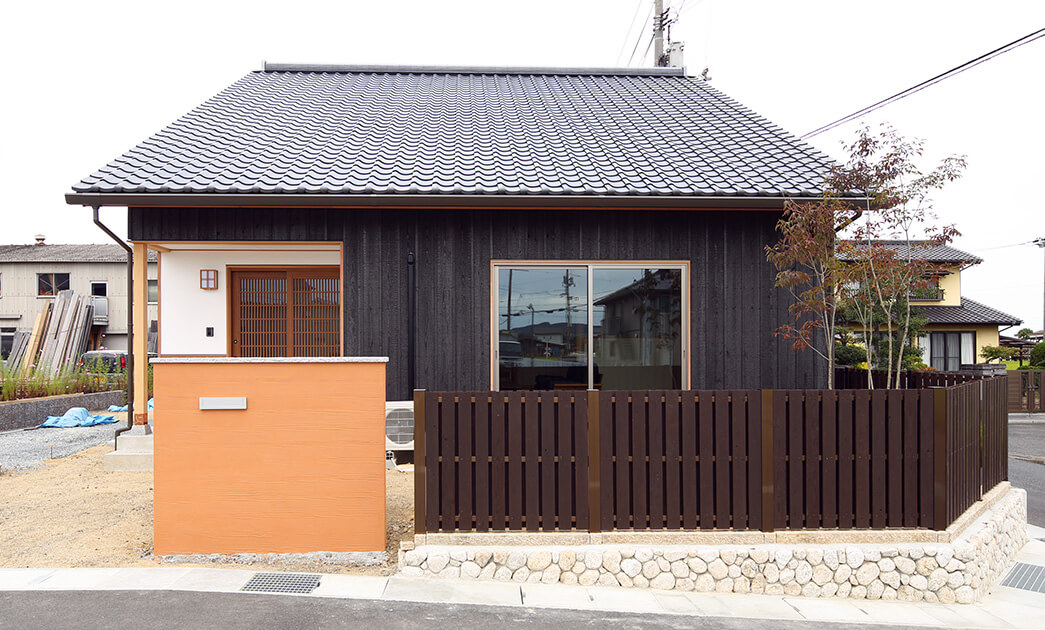 大屋根に映える、本焼きの黒と漆喰の白