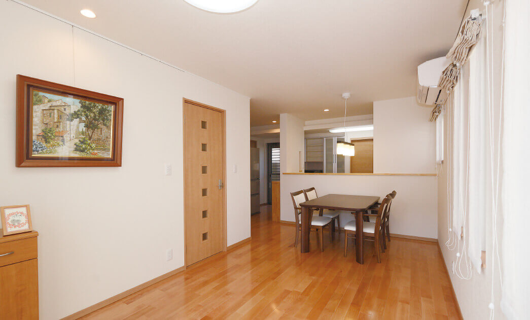 老朽化していた実家が、まるで画廊のような素敵な家に