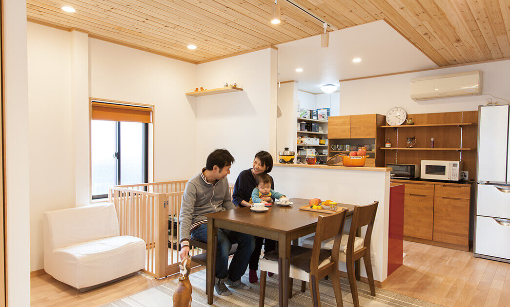 伝統とモダンを融合させた、 木の温もりに包まれる住まい