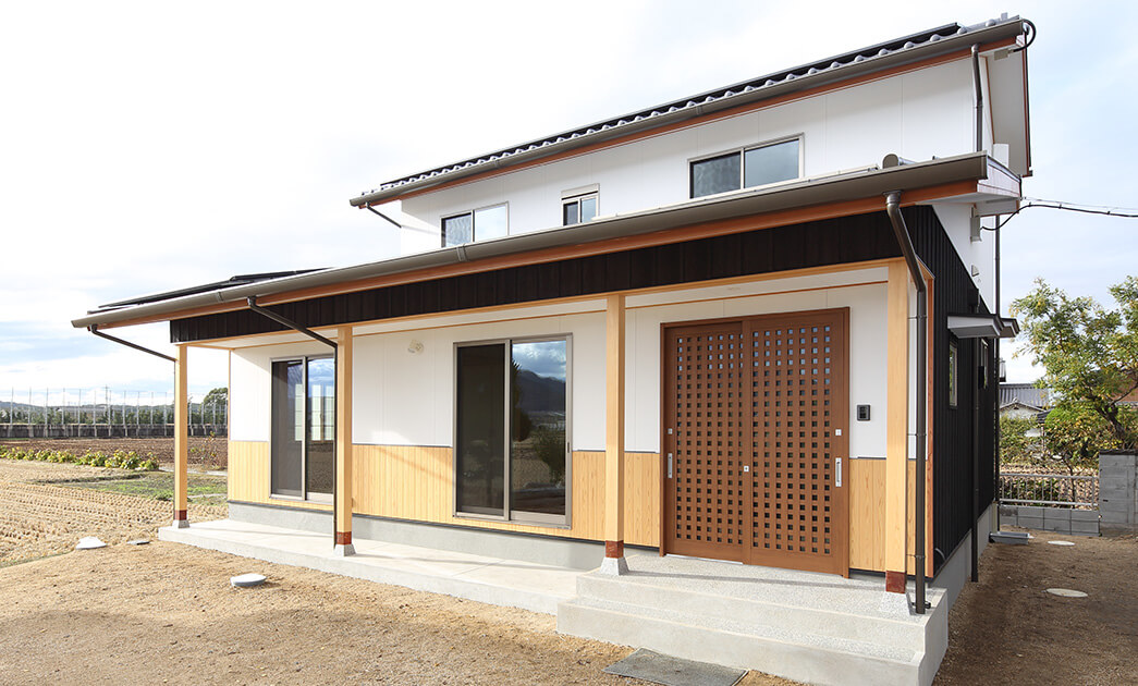 田園に佇む、本焼き杉の家